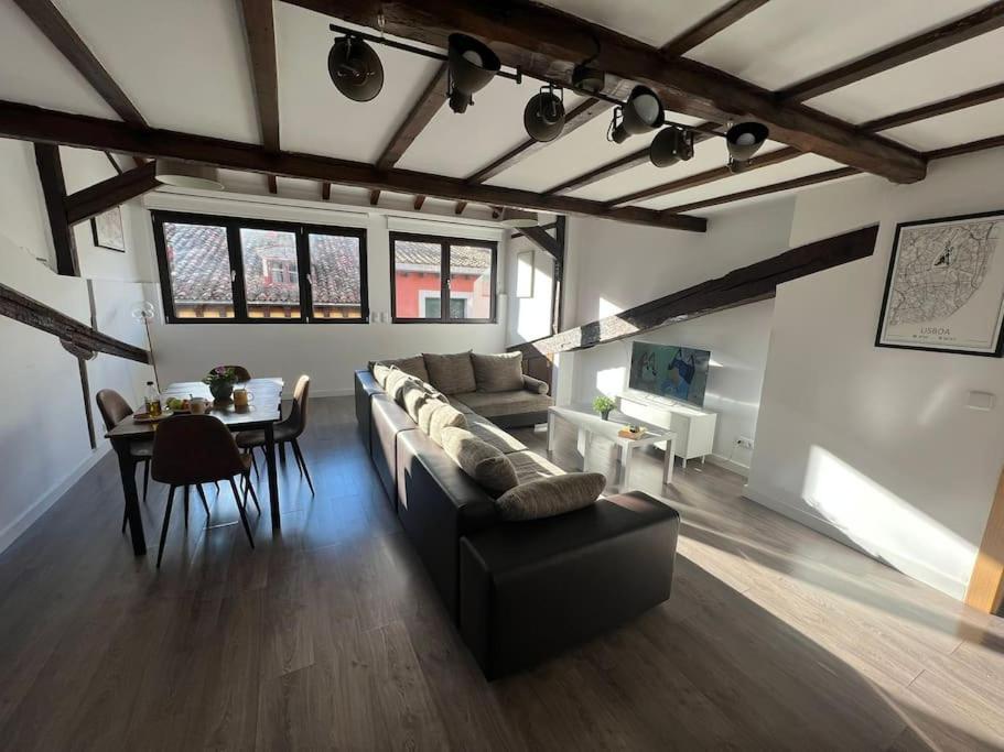 Old Town Loft - Cathedral Views. Διαμέρισμα Λογκρόνο Εξωτερικό φωτογραφία